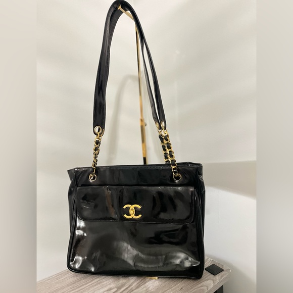 Chanel Black Parent Leather Shoulder Bag with CC logo - Picture 15 of 15